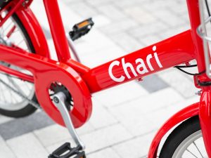 赤い車体が目印のチャリチャリ。エコな移動手段として、自転車の活用が国の法律でも期待される（写真提供：neuet）