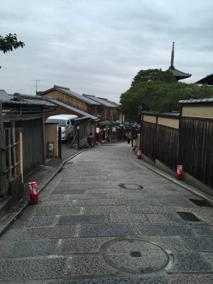 通常であれば、国内外からの観光客でにぎわう清水寺近辺もこの静けさだった(2020年3月下旬撮影 )