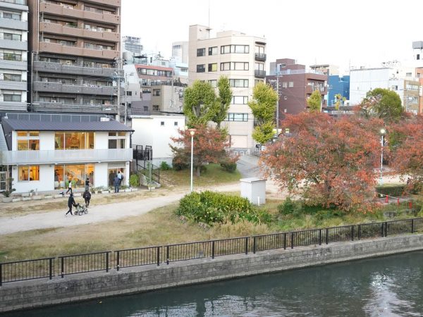 大阪市内を悠々と流れる大川にかかる天神橋のたもとにある「テラスかんなん」。南天満公園と繋げて使える