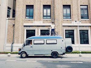 「お金を使って豊かに暮らす」ではない、シェアを生かした移動自由な暮らし