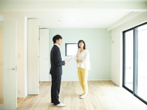 賃貸物件を契約するとき、気になるのが連帯保証人をどうするかだ。賃貸の個人連帯保証人と賃貸保証会社との違いや民法改正の影響をみていこう