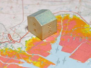 2020年8月28日から、「ハザードマップにおける取引対象物件の所在地」の説明が重要事項説明において義務化されている。物件選定の段階から、ハザードマップポータルサイトなどを利用して確認しておきたい