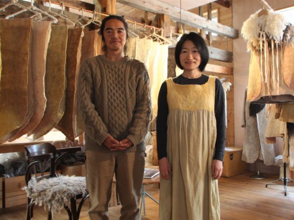 「粗清草堂」で羊毛作品に囲まれる逸見さん夫妻