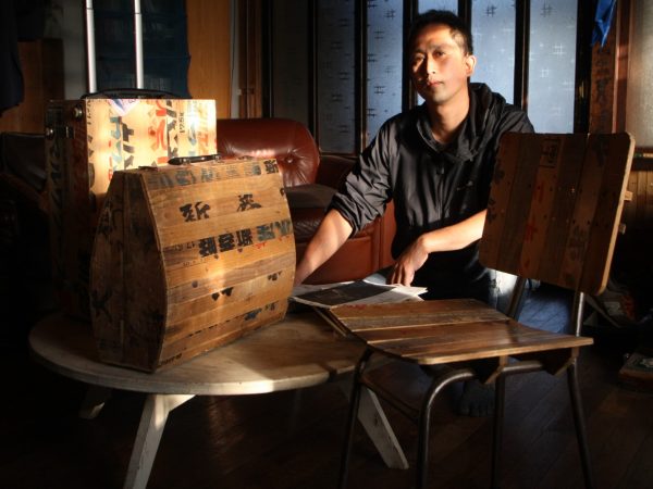 「とものいえ」で「ARAMAKI」の家具や雑貨に囲まれる村上さん