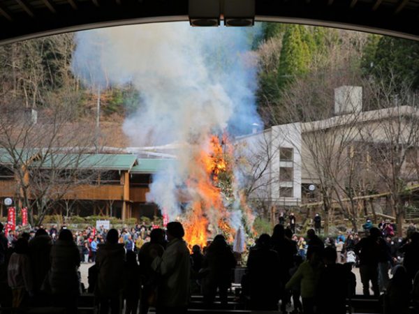 門松を置くのは、敷地の入り口部分や玄関先が望ましい