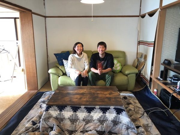 部屋数は５つで２人では広すぎるくらい。家具はリサイクルでできるだけお金はかけない