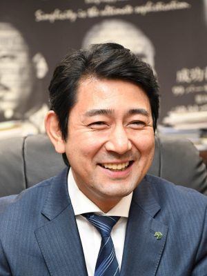 株式会社Minoru代表取締役の森裕嗣さん。とび職など建設工事現場を経験した後、大学入学資格検定を取得し、24歳で大学に入学。経営学を学んで卒業後、不動産デベロッパー会社に勤務し、都内で不動産会社を設立。2006年、結婚を機に秋田県へ移住し、不動産会社（現・リネシス株式会社）を設立。2019年9月、「家賃が実る家®」専業の株式会社Minoruを設立し、東京都渋谷区に拠点を置く。