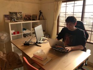 「通信環境は東京より早い」と宏哉さん。仕事部屋でリモートワーク中