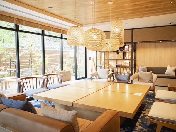 400年の歴史を誇る郡上八幡城や城下町の風情ある古い町並み散策も人気の岐阜県郡上市。歴史と文化の街に誕生した「フェアフィールド･バイ･マリオット･岐阜郡上」では、日本の原風景にも癒やされる旅ができる。</br>自然な素材と色調で統一された館内には、ラウンジやコミュニティカウンターなどの共用スペースがあり、気楽に歓談したり、地域の店で買ってきた食事やお酒を楽しんだり…自由に寛げる。郡上では和歌や下駄など“地域ゆかりの”品々や写真を、木の温もりがあふれる空間に溶け込むように展示しているのも印象的