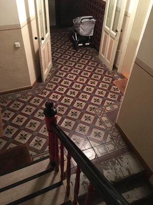 古い建物は共同スペースの廊下もゆったりとし、昔のままの鮮やかなタイルが使われているところもある　© Riho Taguchi