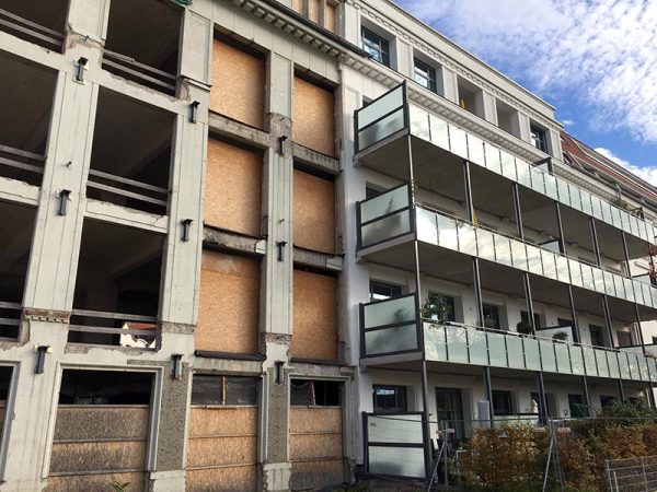 右半分は改装して分譲住宅に、左半分は改装工事中の古い建物　　　　  　© Riho Taguchi