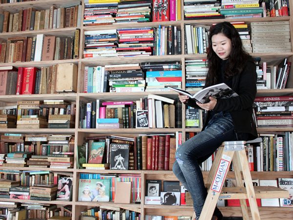 東京で定年してUターンした男性がつくった図書館兼イベント会場兼民泊の家が居酒屋がわり