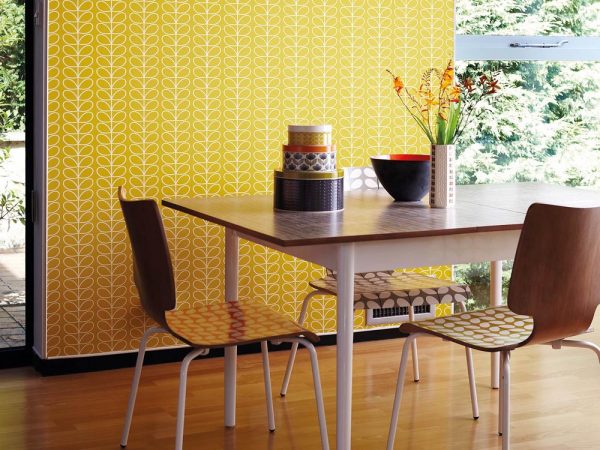 グレーなどのシンプルなテーブルにイエローの壁紙を合わせれば、家の中に光が差し込むような温かく明るいコーナーとなる/画像提供：マナトレーディング株式会社