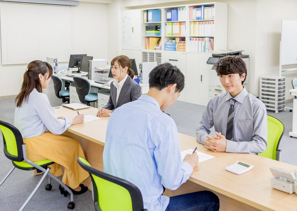 賃貸物件契約時に、不動産会社から火災保険の保険会社を紹介されることが一般的だ。そのまま契約してもいいし、自分で保険会社を探して契約しても問題ない。いずれにせよ契約前に補償内容についてはしっかりと確認をしておこう