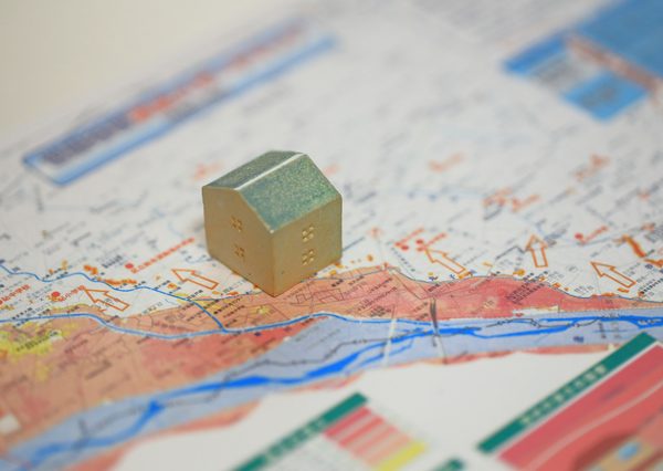 不動産の売買や賃貸の契約の前に行われる重要事項説明では、洪水、雨水出水、高潮が説明の対象となっている。自然災害リスクマップや自治体のハザードマップなども調べて自分の住むエリアの災害リスクを知っておきたい