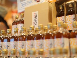 料理に入れると味の深みがぐっと増す液体だし。店内ではオリジナルレシピも配布している