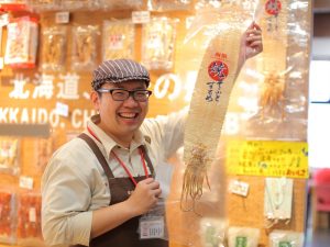 顔の横に持ってきてサイズを比較するという、サービス精神溢れる1枚だ