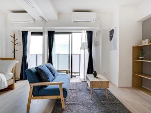 ▲家具家電付き住戸の室内の様子（Hmlet三軒茶屋）。「ハムレットで暮らす外国人の方には日本のことをもっとよく知ってほしいと思いますし、日本人の方には外国人の方とのコミュニケーションを通じて視野を広げてほしいと思います。これは私自身が海外赴任中に感じたこともあるのですが、外国人駐在員の方やビジネスマンの方と交流すると、日本国内では耳に入らないような新しい情報を得ることができます。お互いが知らないことをコミュニケーションで刺激し合って、視野が広がったらいいですね」（佐々木さん談）