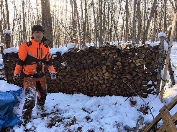 筆者に薪を供給してくれる木こりの清水省吾さん。薪の調達費用や、保管場所を作る費用など、考えるべきコストは多岐にわたる
