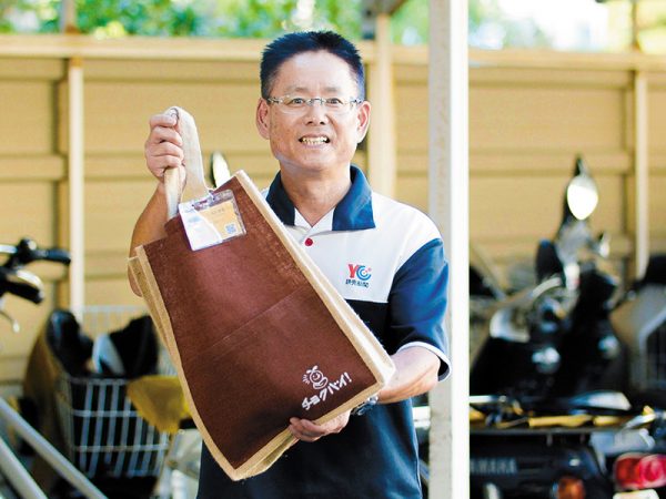 配達員がこれをバイクの後ろに積んで配って回る。現在は集荷の役割も担っている