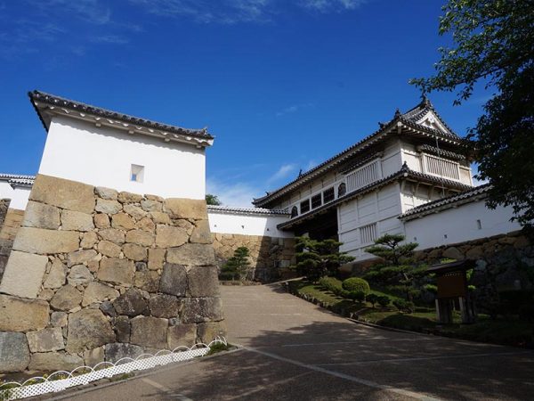 バーチャルツアーは入場門ともいえる菱の門からスタートした