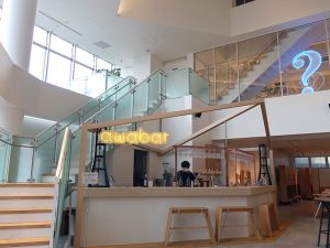 1階のカフェ＆バースペース「awabar」。京都芸術大学の学生が設立した株式会社 cheersityが運営している