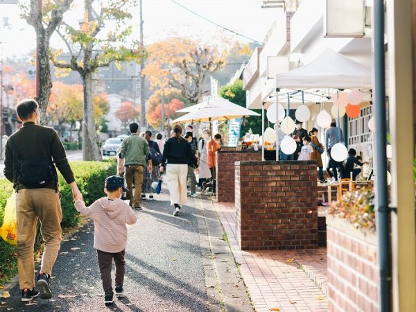移動駄菓子屋に集まる家族連れ。商店街の人たちも大きな手応えを感じたイベントとなった