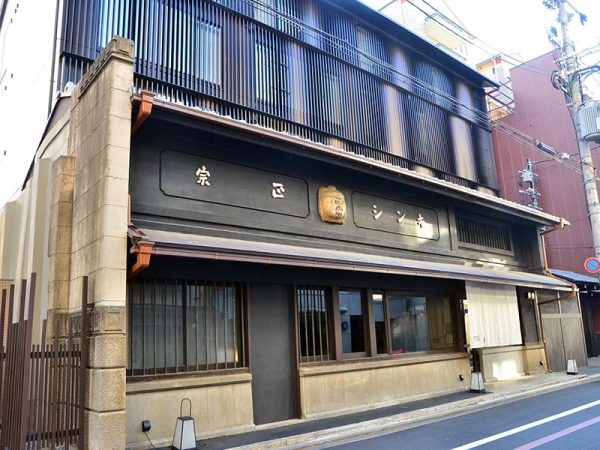 壁に使われている黒漆喰からも歴史を感じる「nol Kyoto sanjo」