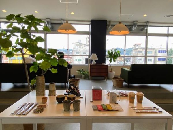 「STAY+CAFE ENTO」のカフェスペース。2021年2月時点ではコロナ対策のため、11時〜15時のランチタイム･ティータイムだけ営業している