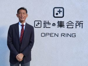 お話をうかがった、UR都市機構 東日本賃貸住宅本部 神奈川エリア経営部 団地マネージャーの山下健さん。「団地の魅力を今回のプロジェクトを通じて多くの方に知っていただきたいですね」