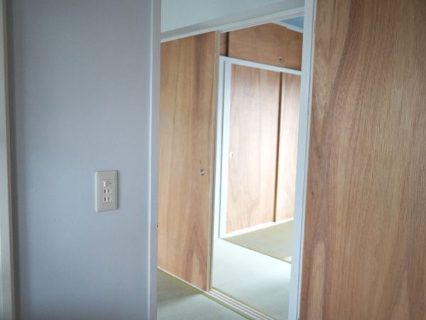 壁の緑色の効果で、団地備え付けのキッチンの乳白色が引き立つ