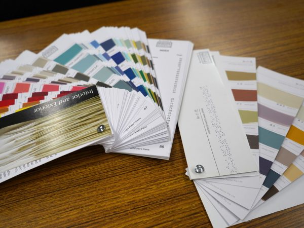 ペイント色は、基本の約300色と日本の伝統色16色の中から選べる