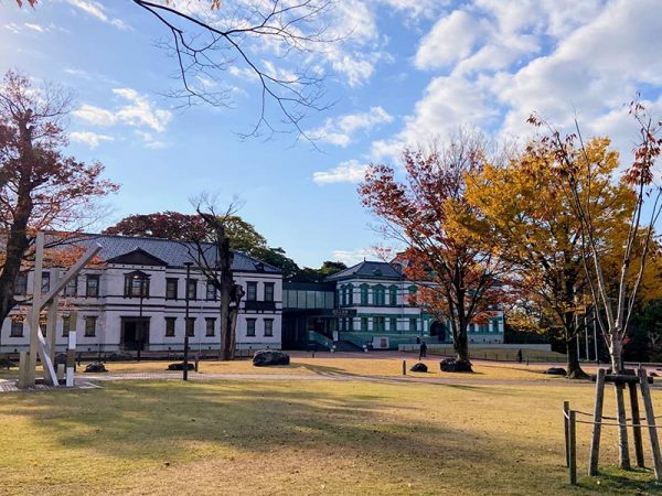 金沢「本多の森公園」に建つ国立工芸館。左側の棟が展示室のある「旧陸軍第九師団司令部庁舎」（1898年）、右側が多目的室などのある「旧陸軍金沢偕行社」（1909年）だ。ともに国登録有形文化財