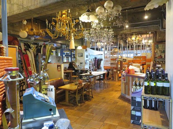 入り口を入ったところ。右手にキッチン、真ん中はカフェスペース、そして謎の間仕切り、天井には多数のシャンデリア。謎だ