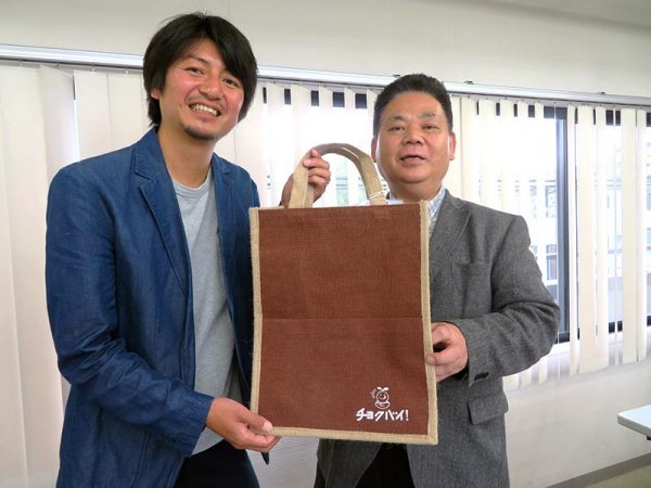 青木氏（右）考案のエコバッグを手に。左が中島氏