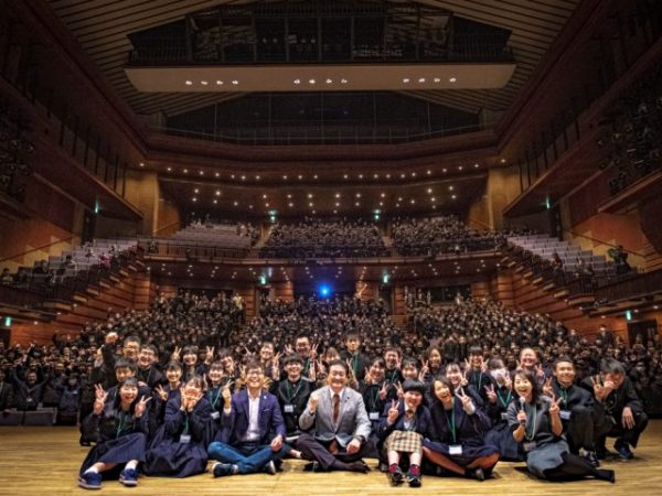 2020年2月にNINAUが高校生たちと開催した「僕らのみらい会議2020」の様子。最前列右端が岡野さん（写真提供：NINAU）