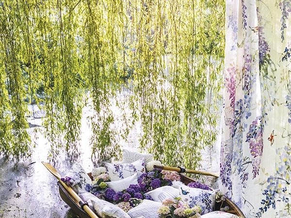 自然の草花をモチーフにしたカーテン/画像提供：マナトレーディング株式会社