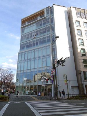 京都信用金庫河原町支店が入る「QUESTION」。シンボリックな「？」のマークが道行く人の目を引く