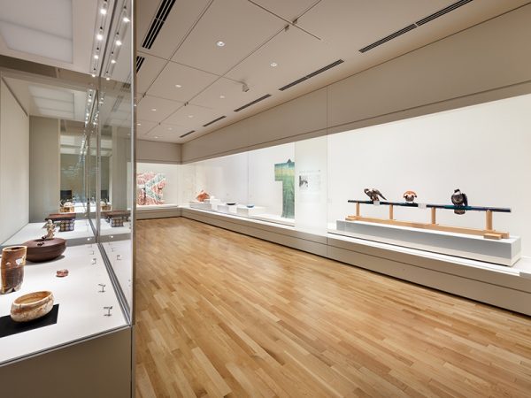 国立工芸館石川移転開館記念展Ⅰ「工の芸術ー素材･わざ･風土」第二章の前期展示風景。</br> 写真：太田拓実