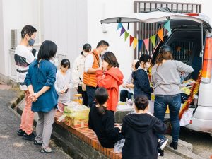 移動駄菓子屋に集まる家族連れ。商店街の人たちも大きな手応えを感じたイベントとなった