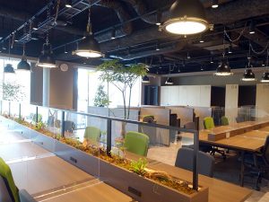 シェアオフィスとしても利用できる3階ワークスペース。テラス席やシャワールームも完備されている