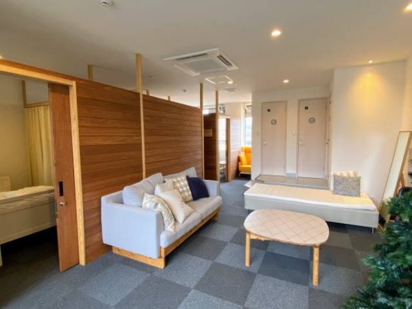 「STAY+CAFE ENTO」のカフェスペース。2021年2月時点ではコロナ対策のため、11時〜15時のランチタイム･ティータイムだけ営業している