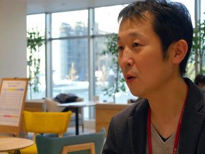 QUESTIONの立ち上げから携わる副館長 椿さん（※撮影時以外はマスクを着用）