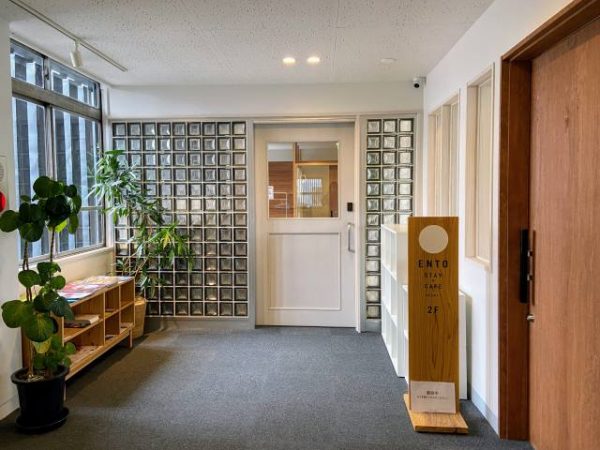 上／NINAUの事務所と地域の人のフリースペースを兼ねた「しごとcafe FLAG」。JR日田駅前にあり、かつては酒屋の店舗だったという　下／「しごとcafe FLAG」には地元の高校生たちが集まる。イベントの自主企画などを話し合う場面も。<br>（下の写真提供：NINAU）