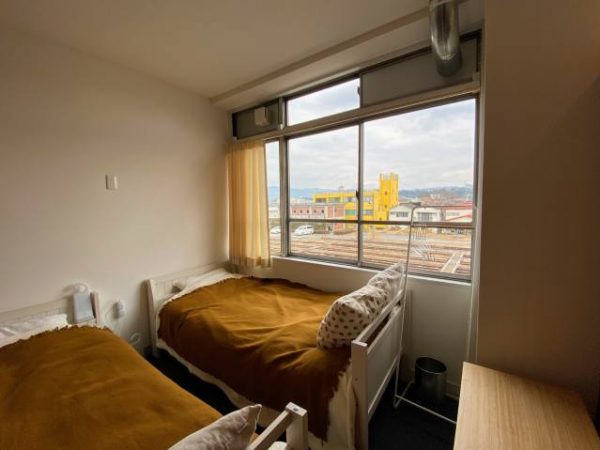 「STAY+CAFE ENTO」のツインルームからは線路が一望できる。