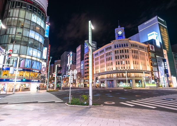 2020年4月7日、東京、神奈川、埼玉、千葉、大阪、兵庫、福岡の7都府県に緊急事態宣言が出された。</br>自粛ムードで人通りが消えた銀座（画像提供：pixta）