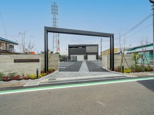 ガルガンチュア外観。広い駐車場の奥に住宅がある。駐車料金は月額7,700円でこれまでに入居を決めた人には2台分借りている人も多いとか