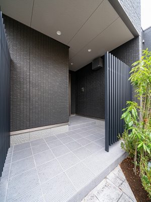 Ｆタイプ、フィットネスルームのある住まいの玄関。広さがお分かりいただけよう