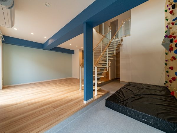 リビングダイニングとボルダリングウォール。階段がスケルトンになっているため、視界を遮らないのが特徴