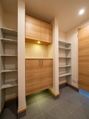 収納量にも注目。こちらは玄関